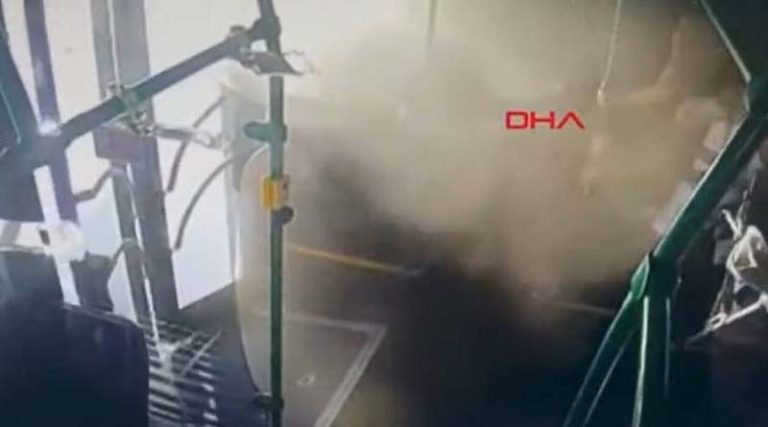Σοκαριστικό βίντεο από τροχαίο με λεωφορείο – Πετάχτηκαν στον αέρα οι επιβάτες