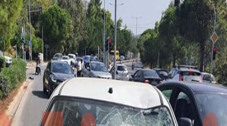 Παλλήνη: Τροχαίο με τραυματία στην Λ. Μαραθώνος – Περίμενε 45′ στο οδόστρωμα για το ασθενοφόρο! (φωτό)
