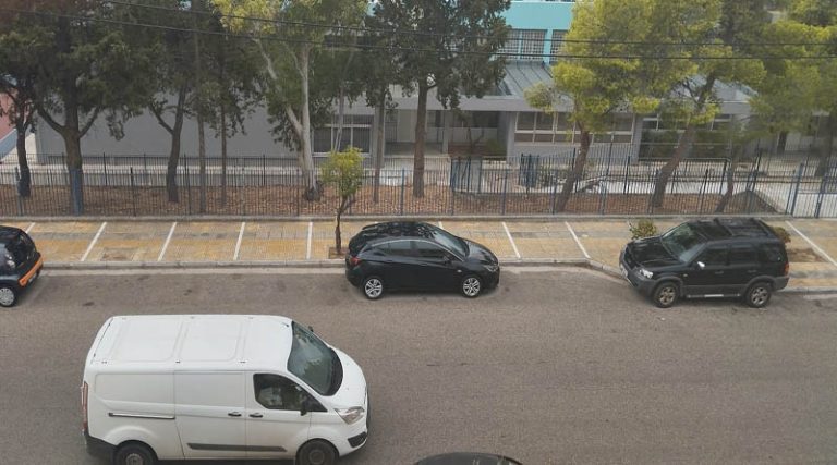 Σπάτα: Τράκαραν παρκαρισμένο αυτοκίνητο και έφυγαν! (φωτό)