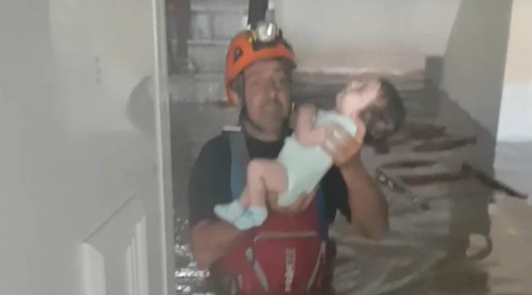 Κακοκαιρία Daniel: Συγκινητικό βίντεο με τη διάσωση βρέφους από πλημμυρισμένο σπίτι – Ξέσπασε σε κλάματα η μητέρα του