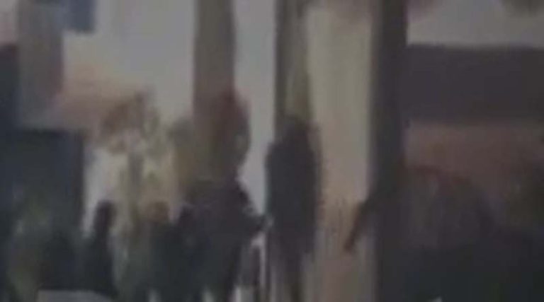 Aνάβυσσος: Τρόμος για γνωστό γυναικολόγο – 5 άτομα με κουκούλες και βαριοπούλες πήγαν να τον ληστέψουν! (βίντεο)