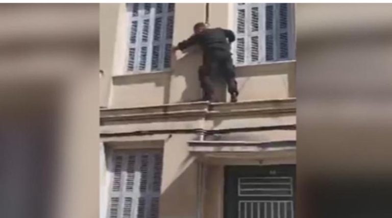 Αστυνομικός σκαρφάλωσε σε μπαλκόνι για να σώσει ηλικιωμένο! (βίντεο)