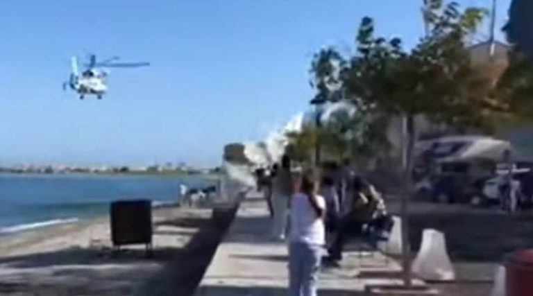Η στιγμή που ελικόπτερο πετάει χαμηλά σε παραλία – Τραυματίστηκε 42χρονη γυναίκα (βίντεο)