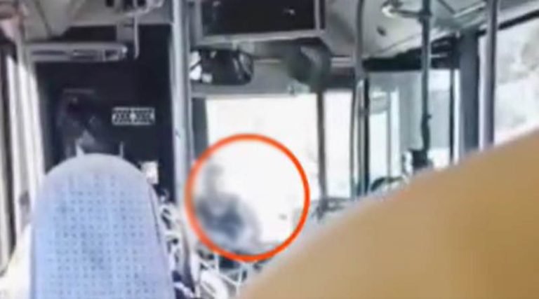 Αρτέμιδα: Σκηνές πανικού – Άνδρας επιτέθηκε σε λεωφορείο στη Λ. Βραυρώνος! (βίντεο)