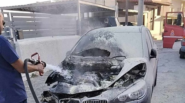 Βούλα: BMW τυλίχθηκε στις φλόγες! (φωτό)