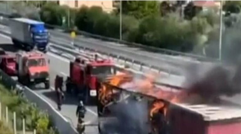Φωτιά σε φορτηγό στην Εθνική Οδό Αθηνών – Πατρών! (βίντεο)