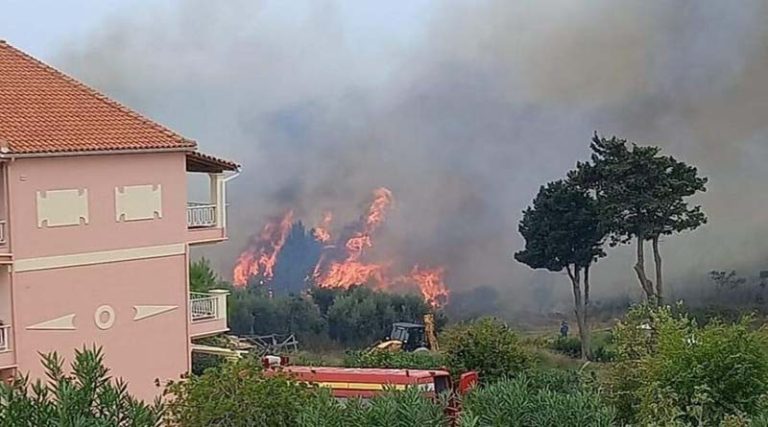 Φωτιά στην Κέρκυρα: Στις αυλές των σπιτιών οι φλόγες! (φωτό & βίντεο)