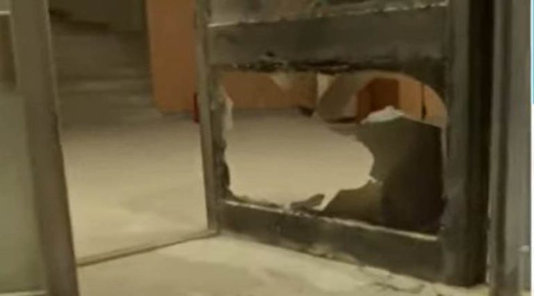 Έκρηξη από 4 γκαζάκια σε είσοδο πολυκατοικίας (βίντεο)