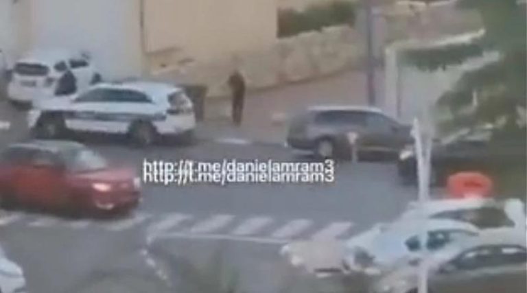 Σοκαριστικό βίντεο με ενόπλους να πυροβολούν πολίτη που οδηγεί το αυτοκίνητό του στο Ισραήλ – Τουλάχιστον 22 νεκροί