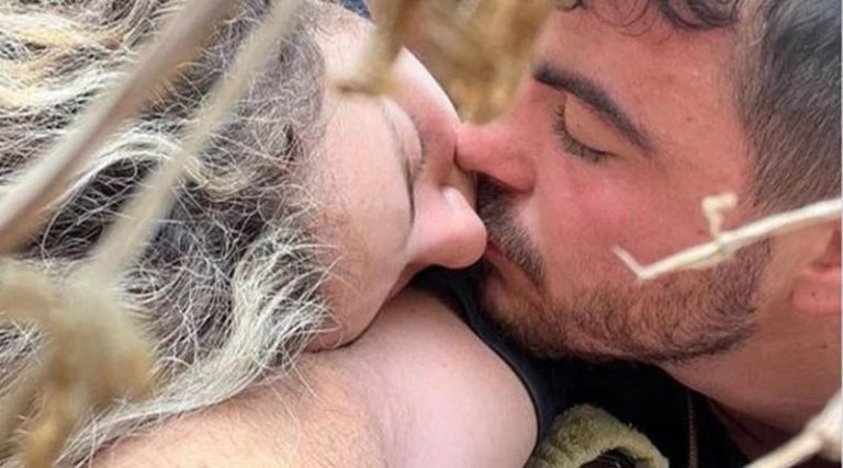 Πόλεμος στο Ισραήλ: Το φιλί που νίκησε τον θάνατο – Η συγκλονιστική φωτογραφία