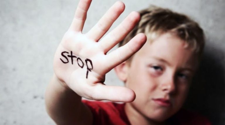 Πως μπορώ να αναγνωρίσω και να βοηθήσω ένα παιδί που κακοποιείται;