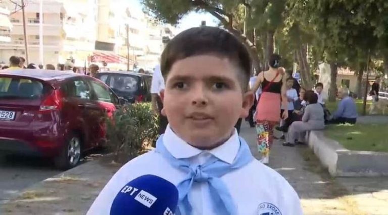 Ο 11χρονος Λέανδρος, με οπτική αναπηρία, σημαιοφόρος σε μαθητική παρέλαση