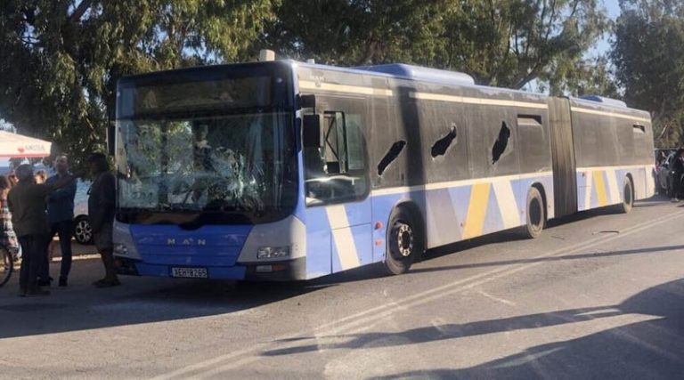 Αρτέμιδα: Η στιγμή που άνδρας σε αμόκ σπάει λεωφορείο στη Λ. Βραυρώνος και απειλεί ότι θα σκοτώσει τους επιβάτες – Βίντεο ντοκουμέντο!