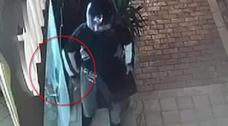Έκλεψε χρήματα από φούρνο και τον χτύπησε ο ιδιοκτήτης με… φτυάρι! (βίντεο)
