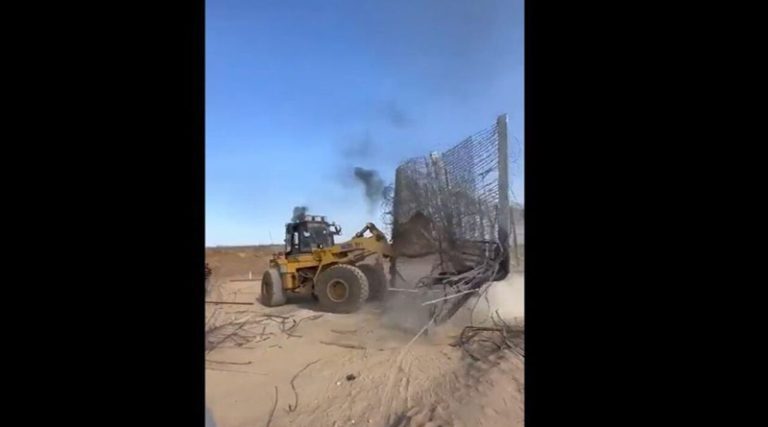 Οι Παλαιστίνοι γκρεμίζουν το τείχος στη Λωρίδα της Γάζας (βίντεο)