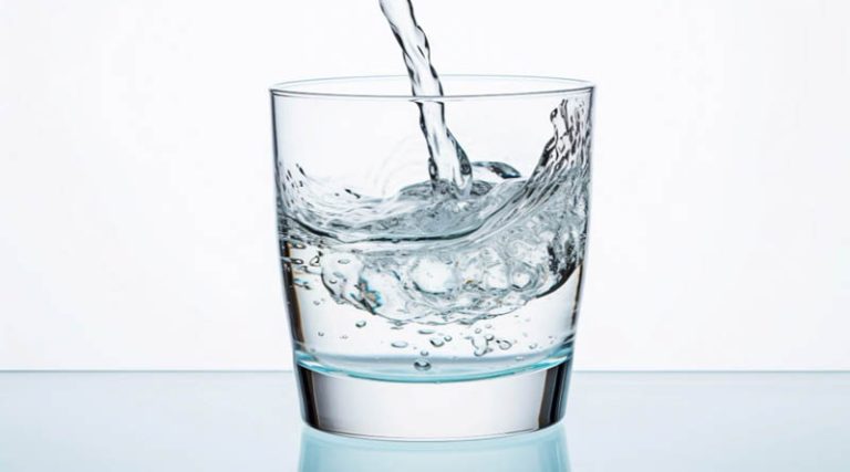 Η αλήθεια για το νέο κόλπο του TikTok που σε κάνει να πίνεις 3 λίτρα νερό τη μέρα