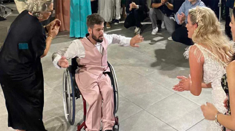 Το πιο παλικαρίσιο ζεϊμπέκικο: Χόρεψε σε αναπηρικό αμαξίδιο και συγκίνησε τους πάντες στον γάμο της αδερφής του