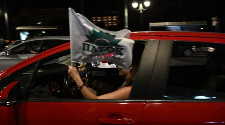 Πανηγυρισμοί στην Αθήνα με σημαίες του ΠΑΣΟΚ! (φωτό)