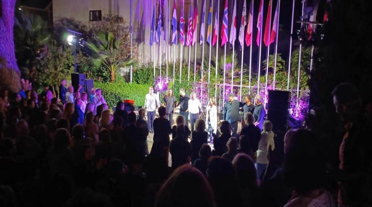 Μαραθώνας: Μάγεψε το κοινό ο Βασίλης Λέκκας στη συναυλία αφιέρωμα στον αξέχαστο Μίκη Θεοδωράκη (φωτό)