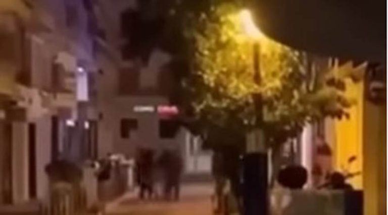 Η στιγμή της επίθεσης κουκουλοφόρων σε 35χρονο μέσα σε νυχτερινό κέντρο (βίντεο)