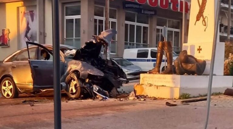 Αυτοκίνητο «καρφώθηκε» σε άγαλμα – Δύο νεκροί! (φωτό & βίντεο)
