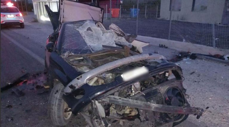 Σοκαριστικό τροχαίο: Σμπαράλια αυτοκίνητο που έπεσε σε μάντρα! (φωτό)