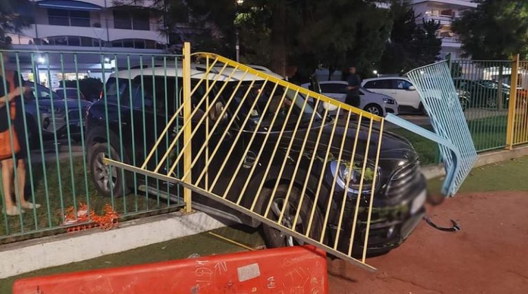 Σοκ στη Βουλιαγμένη: Αυτοκίνητο “καρφώθηκε” σε παιδική χαρά! (φωτό)