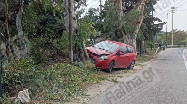 Ραφήνα: Αυτοκίνητο “καρφώθηκε” σε δέντρο στη Λ. Φλέμινγκ! (φωτό)