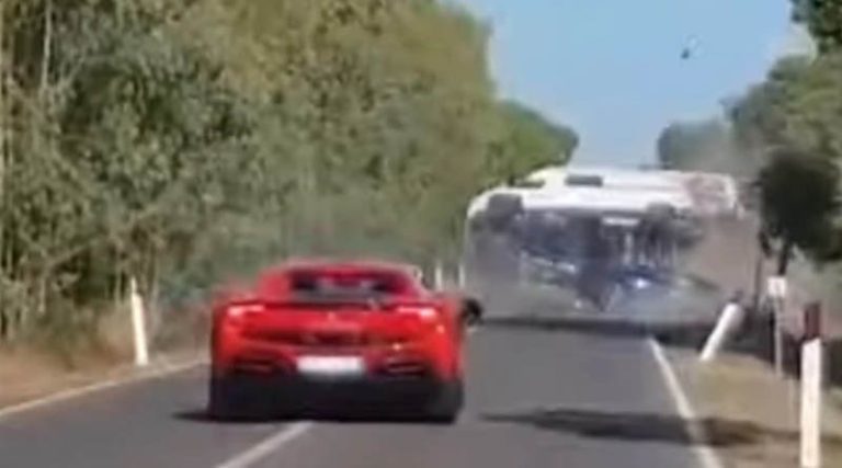Η στιγμή που Ferrari συγκρούεται με Lamborghini τυλίγεται στις φλόγες -Φρικτός θάνατος για ζευγάρι!