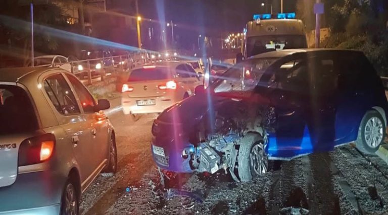 Σφοδρή σύγκρουση αυτοκινήτων στο Χαλάνδρι – Τρεις τραυματίες, ο ένας σοβαρά! (φωτό)