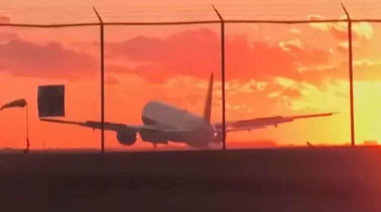 Επεισοδιακή προσγείωση Boeing 777 – Σε κατάσταση σοκ οι επιβάτες (βίντεο)