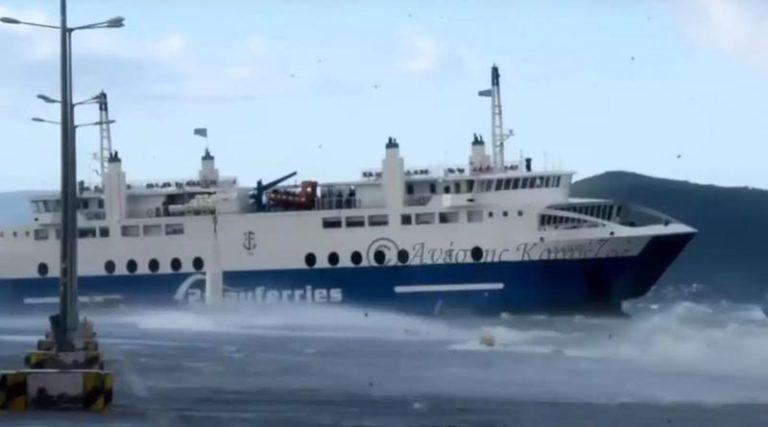 Στιγμές πανικού σε πλοίο στην Αίγινα – Τα κύματα έσπασαν τζάμια