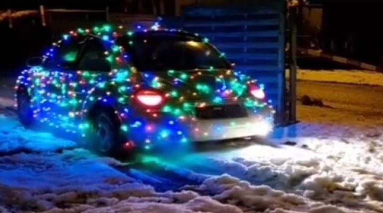 Μετέτρεψε το αυτοκίνητο του σε χριστουγεννιάτικο δέντρο και έγινε viral στο TikTok (βίντεο)