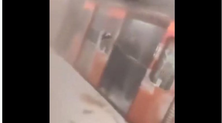 Νερό και όχι βενζίνη είχε το μπιτόνι που απειλούσε επιβάτες του ΗΣΑΠ ο ακροδεξιός στο Μοναστηράκι