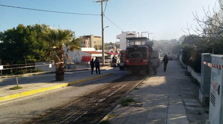 Ραφήνα: Ξεκίνησαν οι εργασίες ασφαλτόστρωσης στην οδό Νηρέα (φωτό)