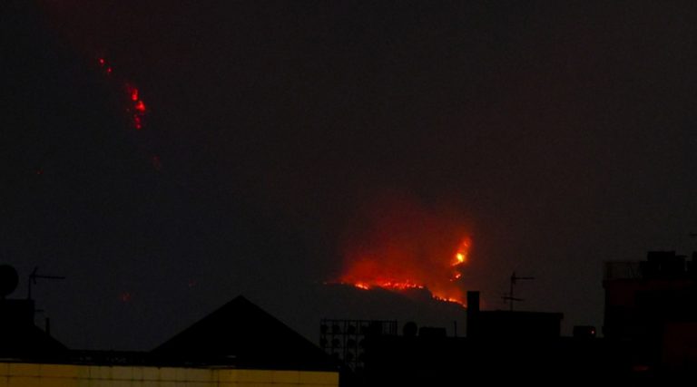 Καλύτερη η εικόνα της φωτιάς στην Κάρυστο, καίνε διάσπαρτες εστίες – Στις παραλίες οι κάτοικοι