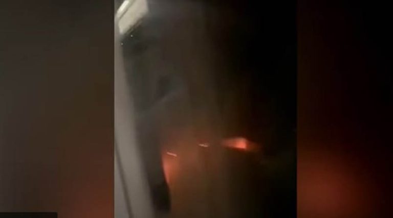 Τρόμος! Αεροσκάφος τυλίχτηκε στις φλόγες εν ώρα πτήσης! (βίντεο)