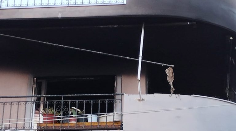 Αρτέμιδα: Από βραχυκύκλωμα η φωτιά σε διαμέρισμα – Έκκληση για βοήθεια στην οικογένεια που κάηκε το σπίτι της (φωτό & βίντεο)
