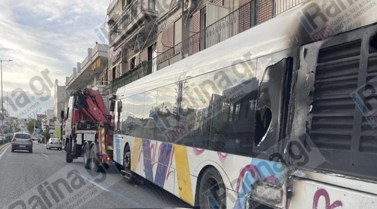 Παλλήνη: Με γερανό απομακρύνθηκε το λεωφορείο που πήρε φωτιά στη Λ. Μαραθώνος (φωτό)