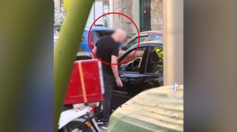 Αττική: «Νταής» οδηγός επιτέθηκε σε γυναίκα στη μέση του δρόμου! (βίντεο)