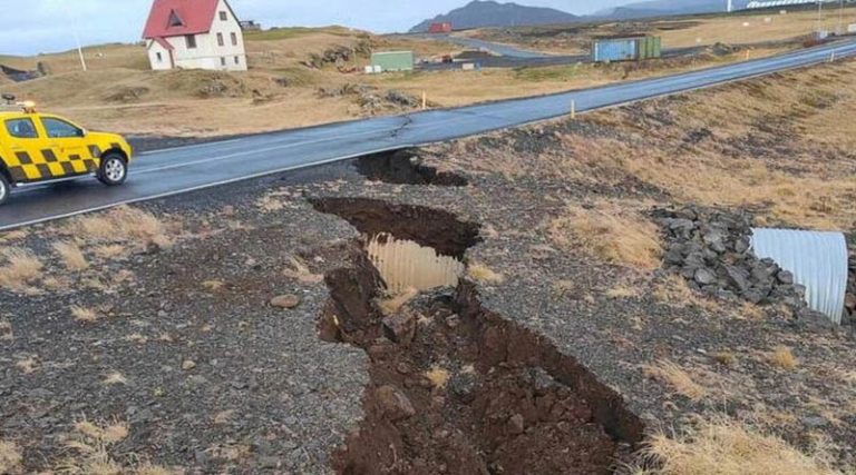 Έτοιμο να εκραγεί το ηφαίστειο στην Ισλανδία: Κόπηκε στα δύο η Γη από τους σεισμούς! (βίντεο)