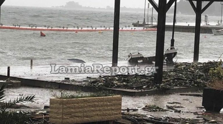 Κακοκαιρία: Βάρκες βγήκαν στην στεριά στις Ράχες – Φορτηγό πλοίο προσάραξε στον κόλπο Λάρυμνας