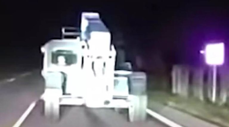 Κινηματογραφική καταδίωξη:  12χρονος έκλεψε ανυψωτικό μηχάνημα και χτύπησε 10 αυτοκίνητα! (βίντεο)