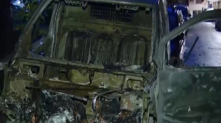 Βράδυ κόλασης με επιδρομή από κουκουλοφόρους στην Καισαριανή – Προκάλεσαν ζημιές σε καταστήματα, έκαψαν ΙΧ και κάδους