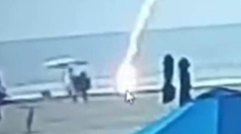 Η στιγμή που γυναίκα σε παραλία σκοτώνεται από κεραυνό – Σοκαριστικό βίντεο