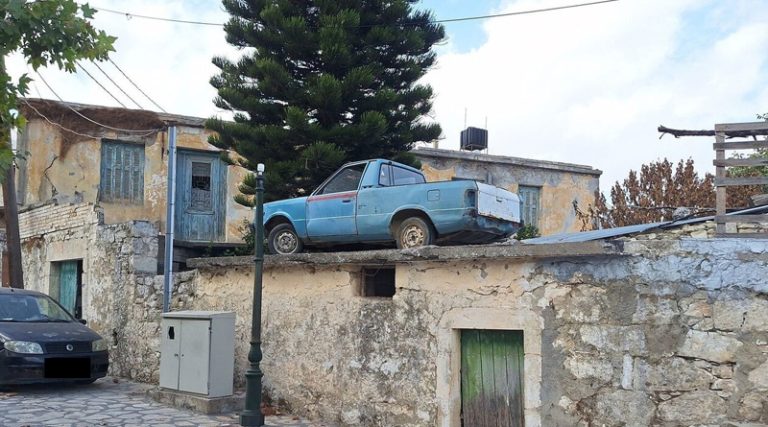 Το παρκάρισμα της χρονιάς σε ένα χωριό της Κρήτης