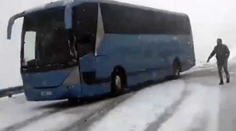 Απεγκλωβίστηκαν επιβάτες λεωφορείου που αποκλείστηκε στο Καϊμακτσαλάν (βίντεο)