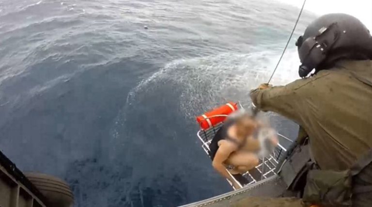 Ναυάγιο στη Λέσβο: Αναγνωρίστηκε η σορός που βρέθηκε μετά τη βύθιση του πλοίου – Βίντεο από την δραματική διάσωση του μηχανικού
