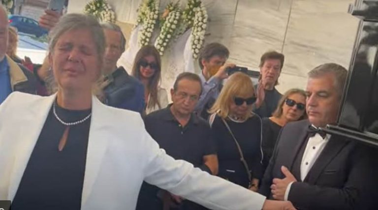 Σπύρος Φωκάς: Tο τραγούδι που χόρεψε η σύζυγός του στην κηδεία του (βίντεο)