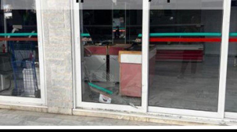 Αρτέμιδα: Νέα ληστεία με εισβολή αυτοκινήτου σε κατάστημα – “Μπούκαραν” σε κρεοπωλείο!